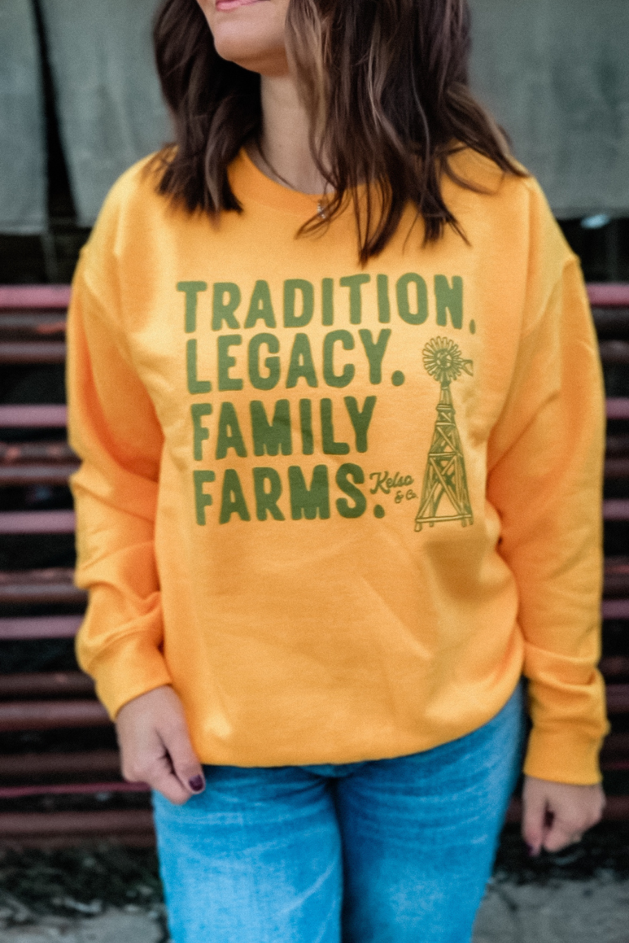 women&#39;s farm graphic crewneck with old windmill